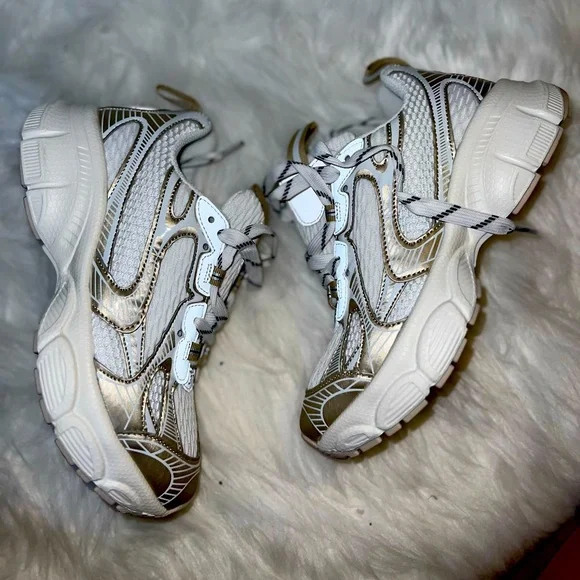 Stylish sneakers - Picture 1 of 9